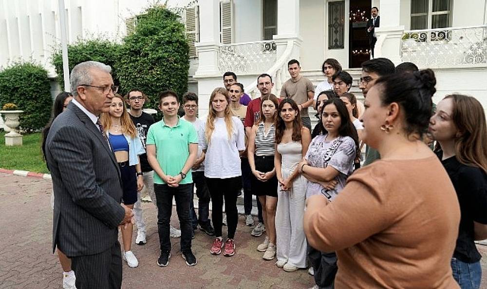  EÜ'nün teknoloji takımlarını Rektör Prof. Dr. Budak uğurladı