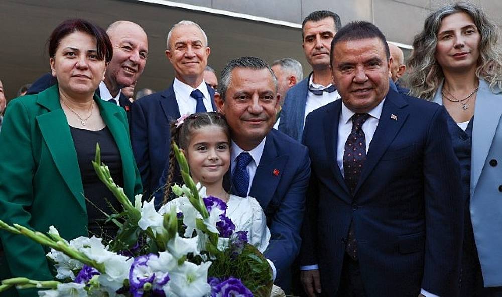 CHP Genel Başkanı Özgür Özel Antalya Büyükşehir Belediyesi'ni ziyaret etti