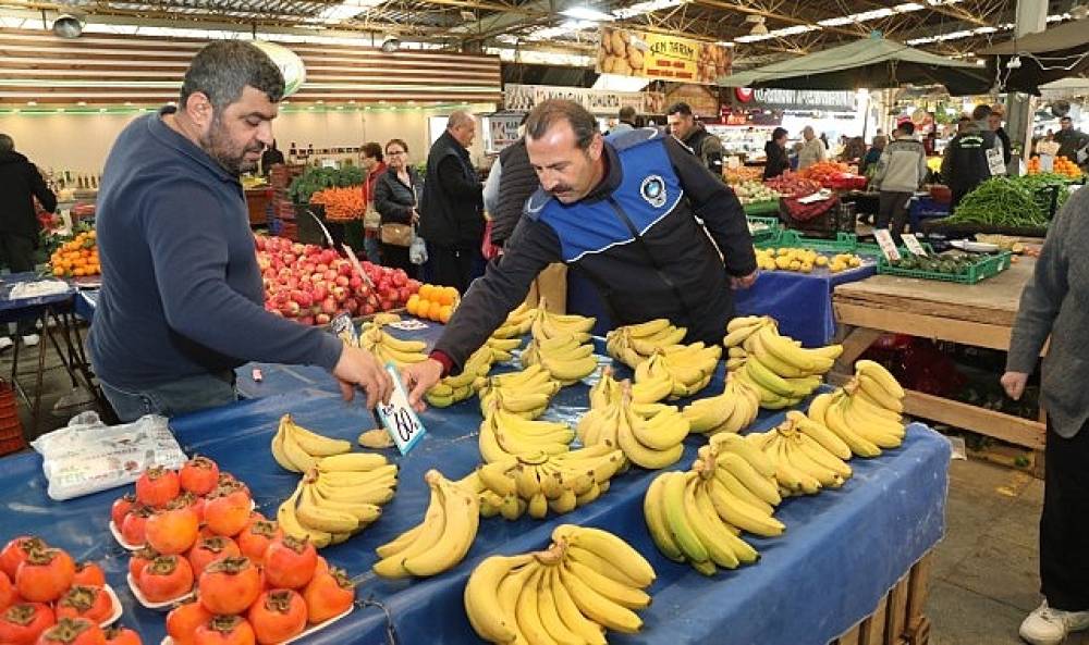 Bayraklı zabıtasından pazar yeri denetimi 