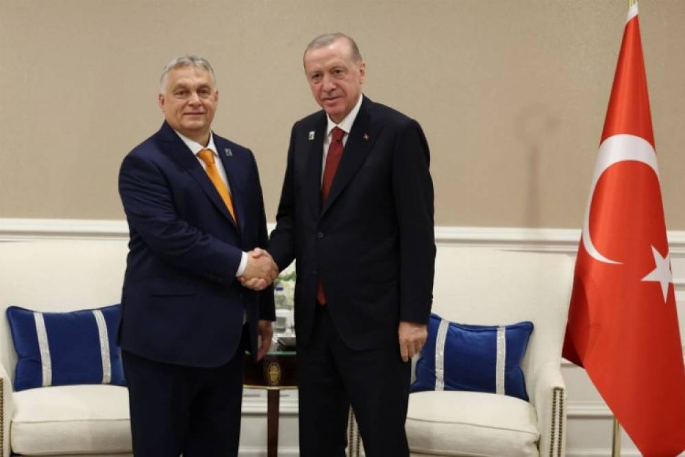 Erdoğan, zirvede Macaristan'la görüştü