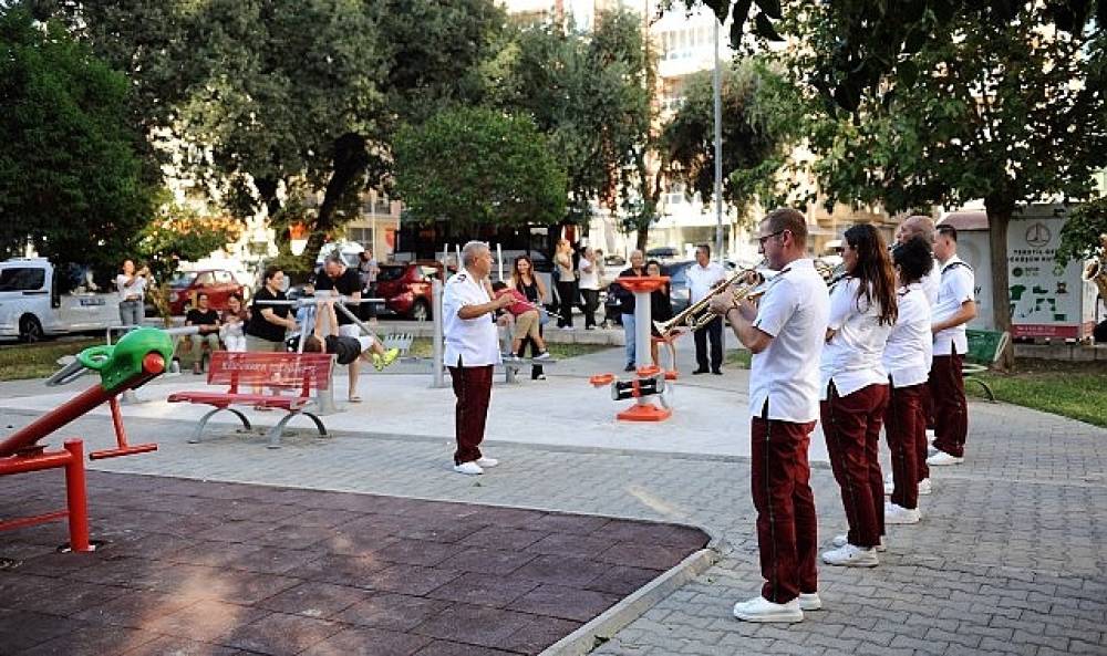 Karşıyaka Belediye Bandosu'ndan coşku dolu sokak konserleri