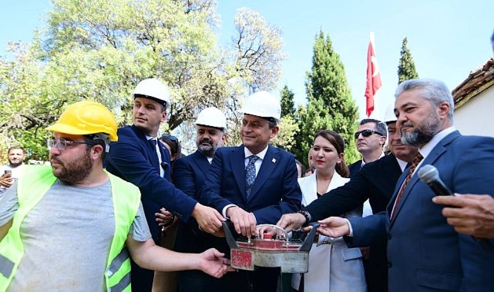 Özgür Özel Bornova'da coşkuyla karşılandı