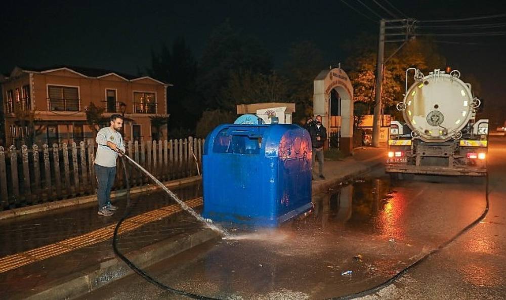 Buca'da temizlik çalışmaları aralıksız sürüyor