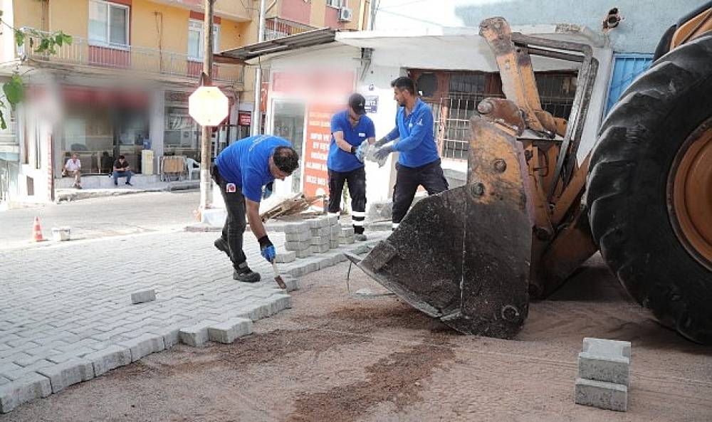 Bayraklı'da yol yenileme seferberliği sürüyor