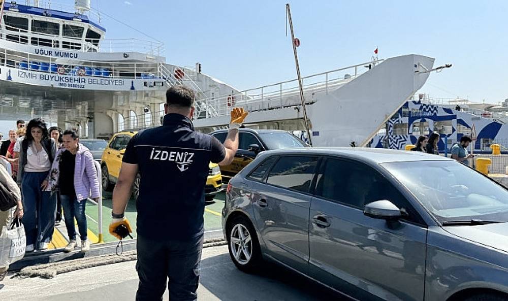 İZDENİZ'den yolculara önemli uyarı:  Yolculuk bitmeden ayağa kalkmayın!