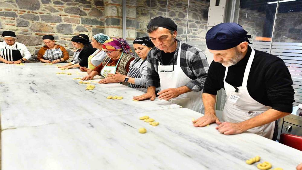 Kursiyerler, işaret diliyle pasta yapıyor
