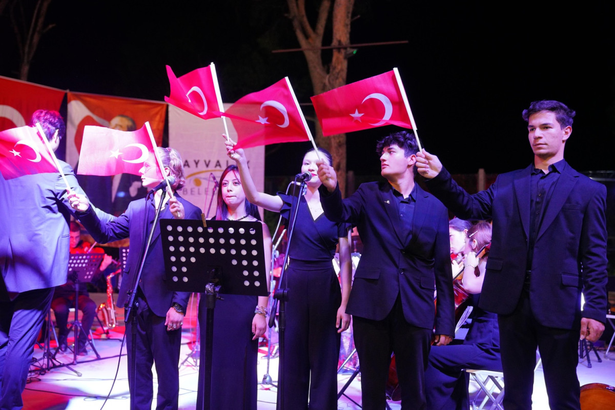 AYVALIK  GÜZEL SANATLAR LİSESİ ÖĞRENCİLERİNDEN KONSER