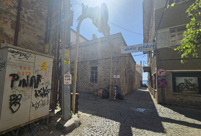 Ayvalık Muhabbet Sokağı'ndaki Elektrik Trafosu ve Çöp Sorunu Şaşkınlık Yarattı
