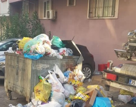 İzmir Buca Kuruçeşme Mahallesi'nde Çöpler Taştı, Halk Şaşkın