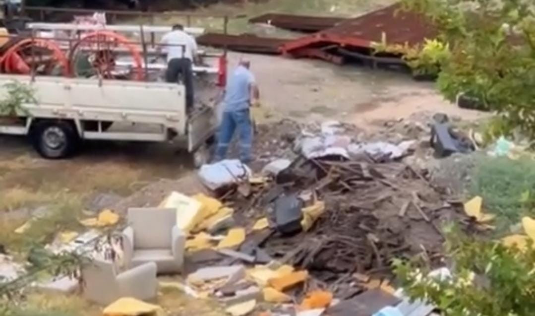 Manavkuyu Mahallesi’nde Kimliği Belirsiz Şahıslar Arsa İçine Çöp Döküyor